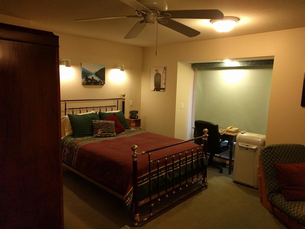 Cedar Wood Lodge Bed & Breakfast Inn Port Alberni Exterior foto