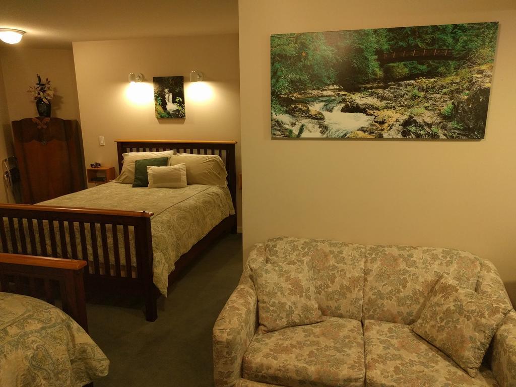 Cedar Wood Lodge Bed & Breakfast Inn Port Alberni Exterior foto