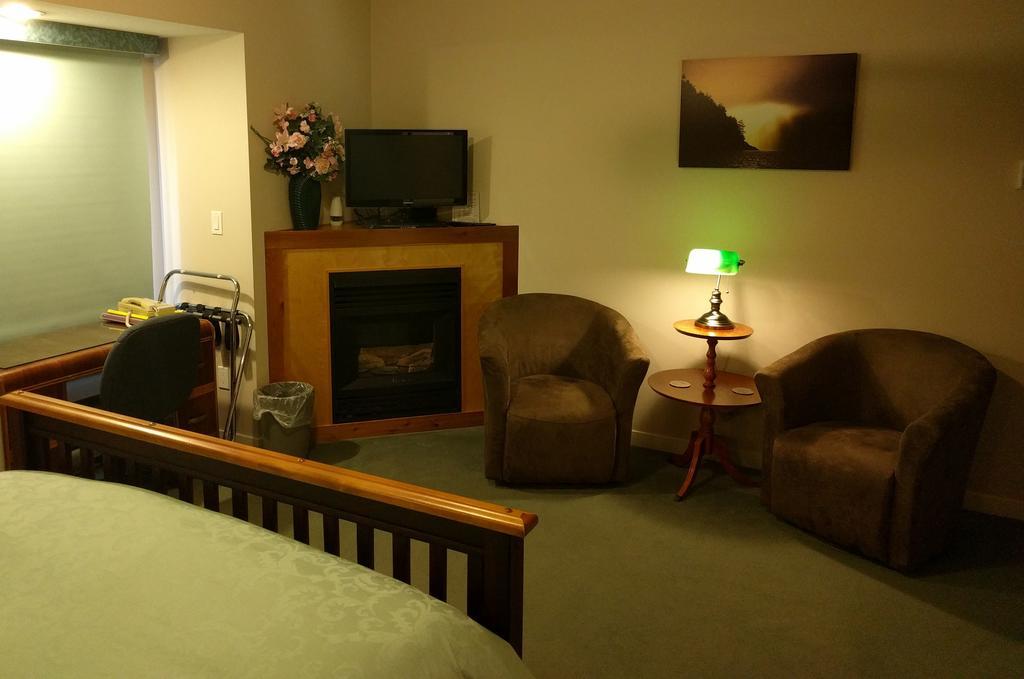 Cedar Wood Lodge Bed & Breakfast Inn Port Alberni Exterior foto