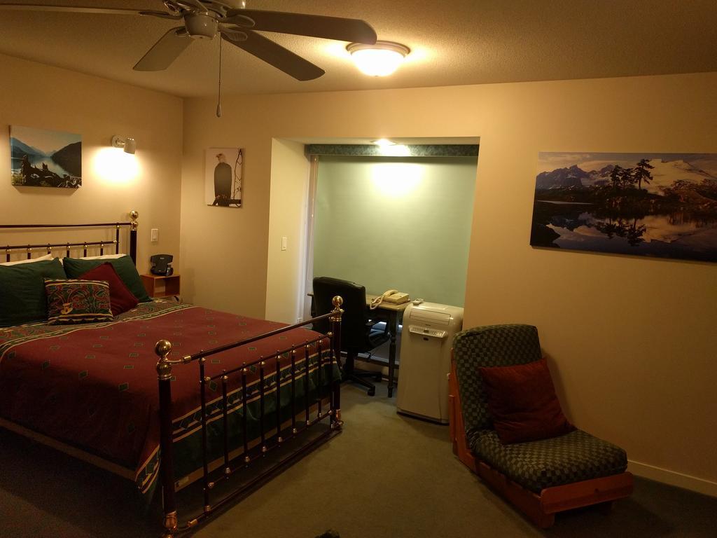Cedar Wood Lodge Bed & Breakfast Inn Port Alberni Exterior foto